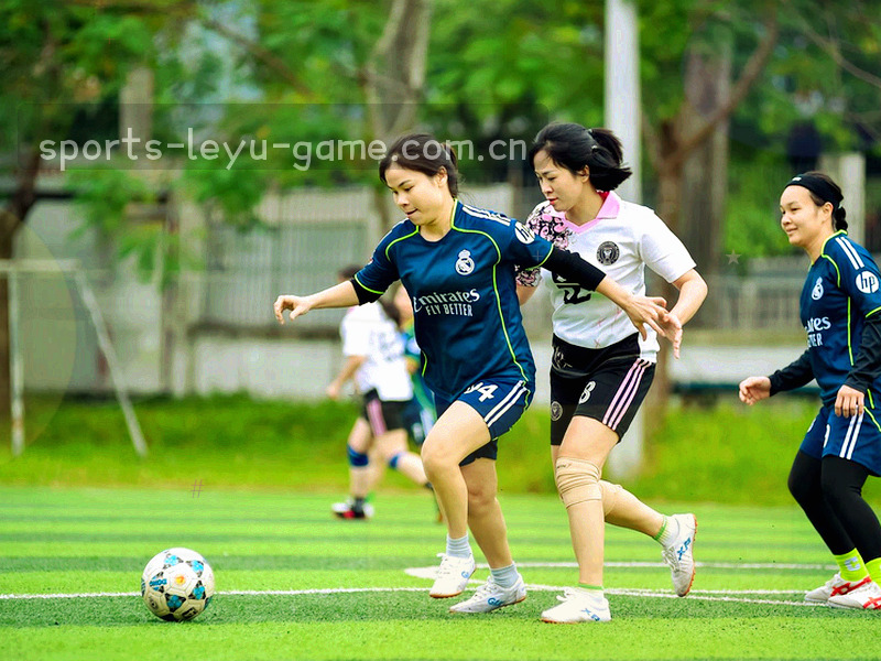 第四官员侧向举牌的远景，牌面内容虚化不可读
